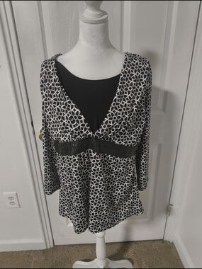 Notations Black and White Geometric V-Neck Blouse